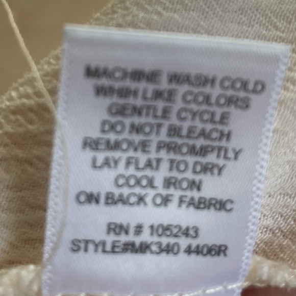 Bobeau cold shoulder shirt. - Picture 5 of 5